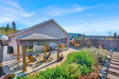 Image de Charming Grass Valley Haven--Contemporary Comfort with a local touch of Elegance
