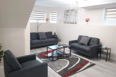 Image de Luxurious 2 Bdrms Basement Legal Suite