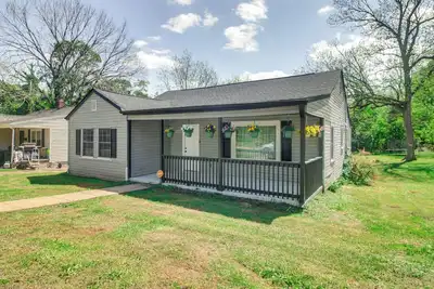 Image de 6 Mi to Crowders Mountain: Peaceful Home w/ Porch