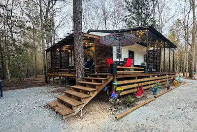 Image de Cozy cabin in Kountze, Tx, Enjoy your own private Hot -tub.