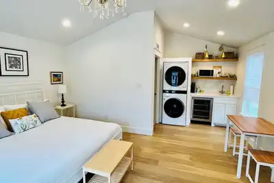 Image de Cottage at Elizabeth House - Walk to Square!