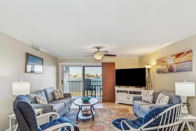 Image de Stunning views beach access pool courts onsite mgmt near dining snowbird rates.