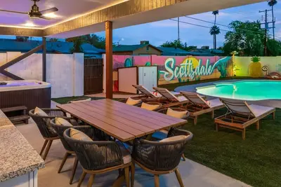 Image de Luxe Home 4b3b with Heated Pool/Jacuzzi & Parking
