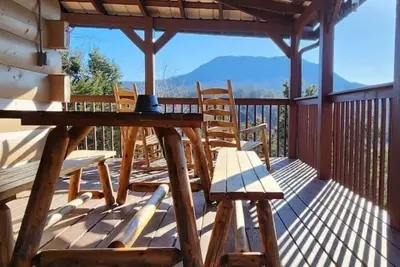 Image de Cozy Mountain Retreat – Hot Tub, Views & Minutes to Pigeon Forge!