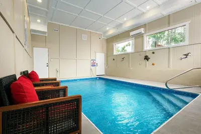 Image de Swim Indoors, Relax with Water Jets, Host Movie Nights & Play Arcade Games - Bethlehem Lodge
