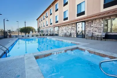 Image de Family Stay! Spacious Unit, Pool, Free Breakfast, Wifi, and Parking
