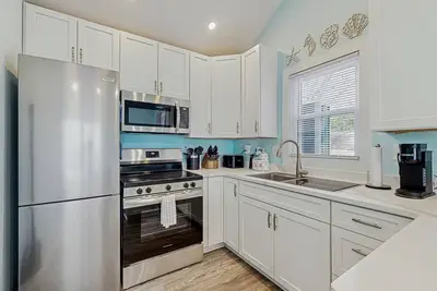 Image de Dog-friendly cottage with pool, full kitchen, Ac, porch, & outdoor shower