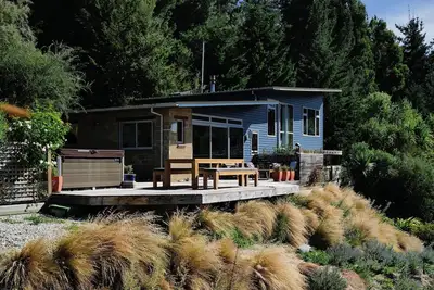 Image de Rural home with mountain views, large deck with spa pool, 15 minutes from Wānaka