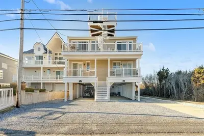 Image de Stunning Beach Front Home with Amazing Views!
