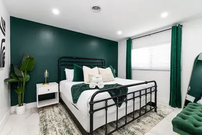 Image de Emerald Oasis - Stylish 2bd Near Beach & Hwy I-95