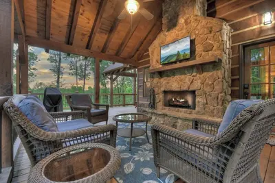 Image de Hot Tub Soaks, Fireside Sips, Arcade Games & Scenic Views Near Fun Activities - The Lost Shepherd