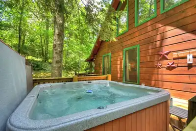 Image de Stunning Surroundings, Hot Tub Soaks, S'mores & Nearby Attractions - Our Favorite Place