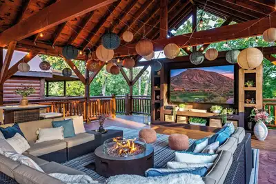 Image de Luxe 8br - Indoor Pool with Outdoor Movie Theater