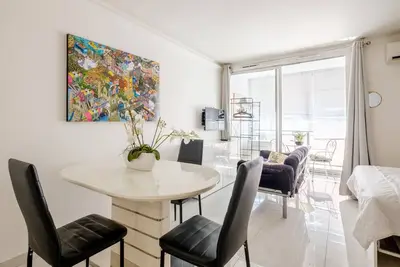 Image de Studio '4 Personnes Bord De Mer' avec terrasse privée et climatisation