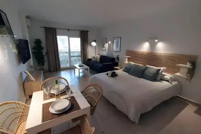 Image de Studio 'Benal Beach Indulgence' avec piscine partagée, Wi-Fi et climatisation