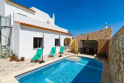 Image de Villa 'Algarve Sun' avec piscine partagée, terrasse partagée et Wi-Fi