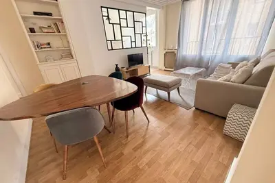 Image de BnBNook - Charming 1br with Eiffel Tower View