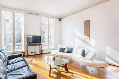 Image de BnBNook - Chic 3br in Historic 3rd Arrondissement