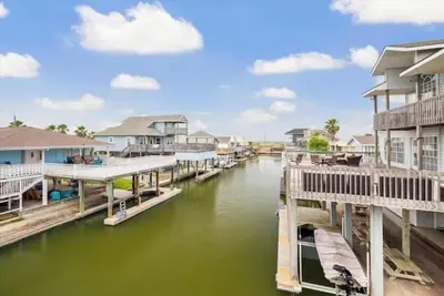 Image de Waterfront Jamaica Beach Canal Bungalow, Kayaks
