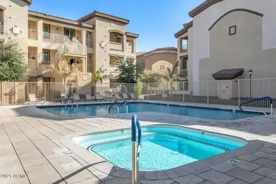 Image de Ground Floor 2 Bdr with Garage! Heated Comm Pool!