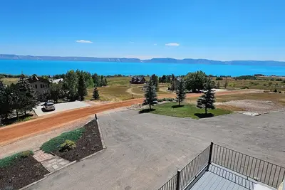 Image de Ac included. Amazing lake and mountain views. Sleeps 16 max.