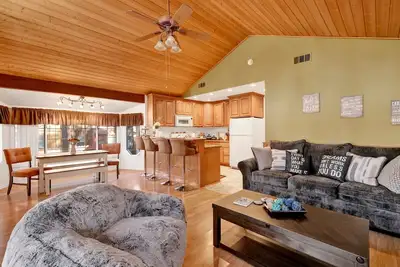 Image de Serene Splendor Retreat in Big Bear | Ultra-Modern Chalet w/ Hot Tub