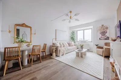 Image de Elevated City Views: Modern & Stylish Retreat near Times Square