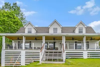 Image de 5br Lakefront Home - Dock & Boat Rental + Views!