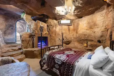 Image de Cave Dwellers- Zions' Only Hand-Sculpted Cave