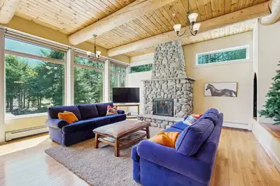 Image de Spacious ski lodge with hot tub, firepit, and easy Sugarloaf slope access