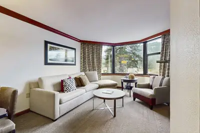 Image de Valley-view ski-in/ski-out fireplace condo w/ pool, hot tub & on-site amenities