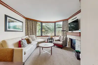 Image de Spacious valley-view ski-in/ski-out fireplace condo w/ pool, hot tub & amenities