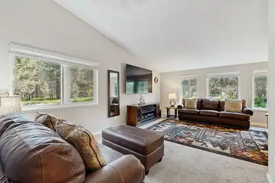 Image de Family-friendly home with private hot tub, pool table, deck, WiFi & fire-pit