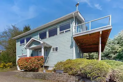 Image de Family-friendly ocean view home w/ spacious deck, walk to beach, books, & games