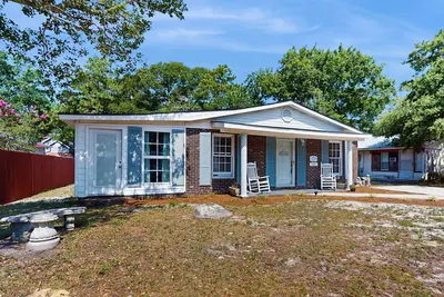 Image de Coastal home with private patio, close to beach and local attractions
