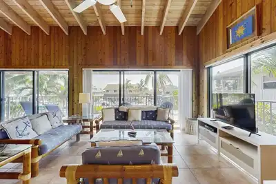 Image de Charming canal-front home with 37-ft dock, kayaks, grill, patio & club access