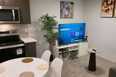 Image de Modern Retreat • Central Location • All the Comforts of Home
