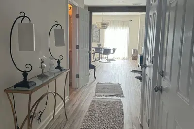 Image de 3-bedroom Immaculate remodeled condo in marvelous Brentwood.