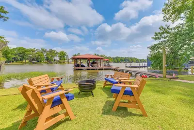 Image de Private Dock + Porch: Lakefront Retreat in Cobb!