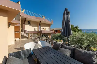 Image de Appartement de deux chambres avec la terrasse et la vue sur le mer Lokva Rogoznica, Omis (A-24321-a)
