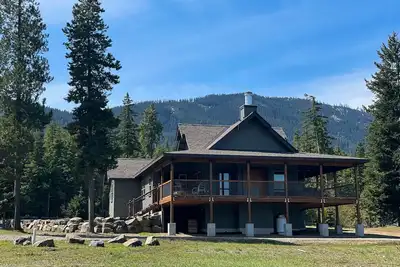 Image de Brand new home near Cle Elum Lake, w/ deck, firepit, pickleball/basketball court