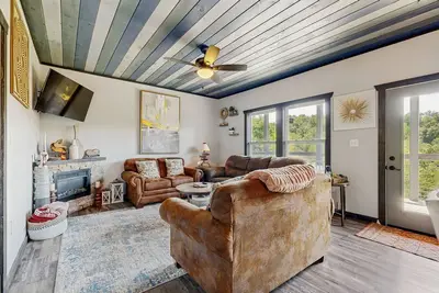 Image de Mountain retreat with large hot tub, foosball, pool table, and outdoor fire pit