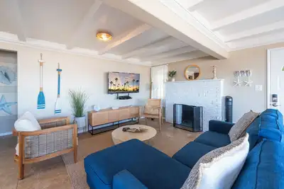 Image de Coastal Condos with Dock Access Near Sand, Shops & Balboa Fun Zone