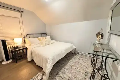 Image de Lakeshore Full Apartment -  Steps to Bars & Fun in Port Credit
