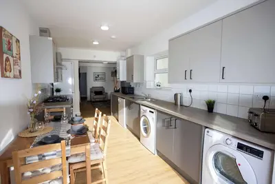 Image de Swansea Modern 4 Bedroom Beach Home with Parking