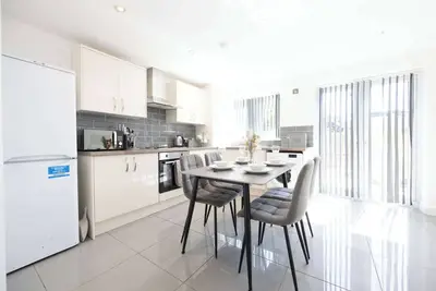 Image de Modern 3 Bedroom Home with Garden & Parking