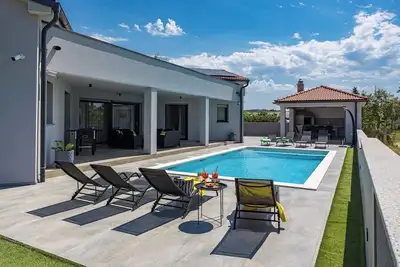 Villa avec piscine privée éclairée