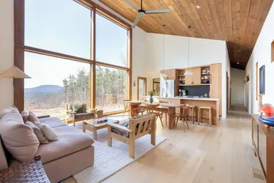 Leeds Longhouse: Picturesque Views near Hudson & Hunter