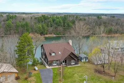 Image de August Inn Oxford – Rustic-modern lakefront cabin on Deep Lake, sleeps 10.