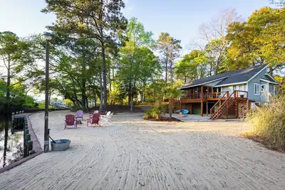 Image de Secluded Waterfront Retreat w/ Backyard Beach